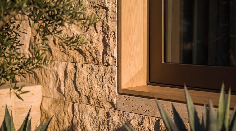 Detail travertine bronze